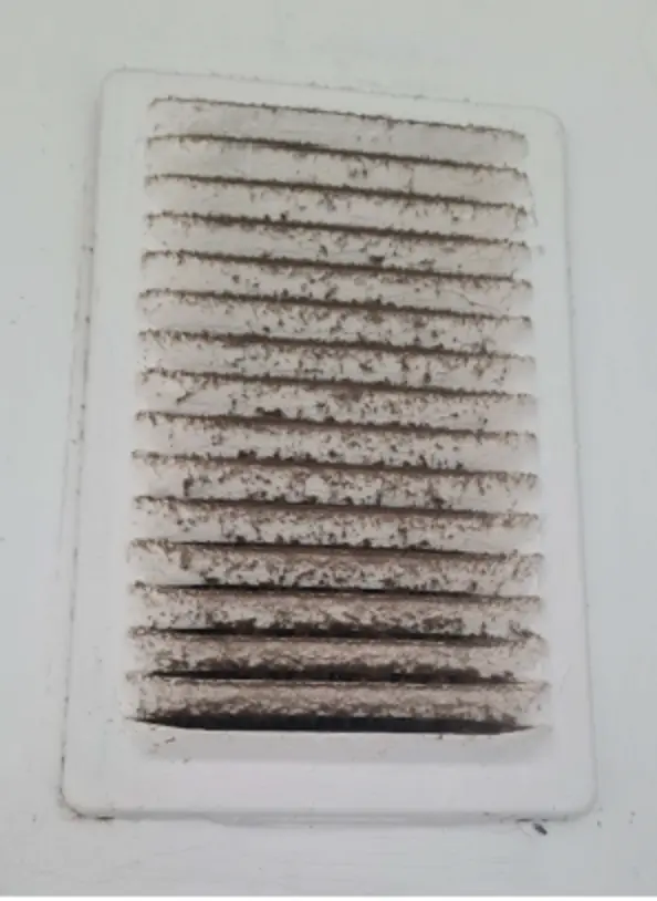 Grille d’aération avant nettoyage