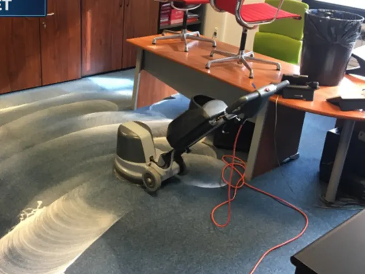 Shampoing d’une moquette dans un espace professionnel